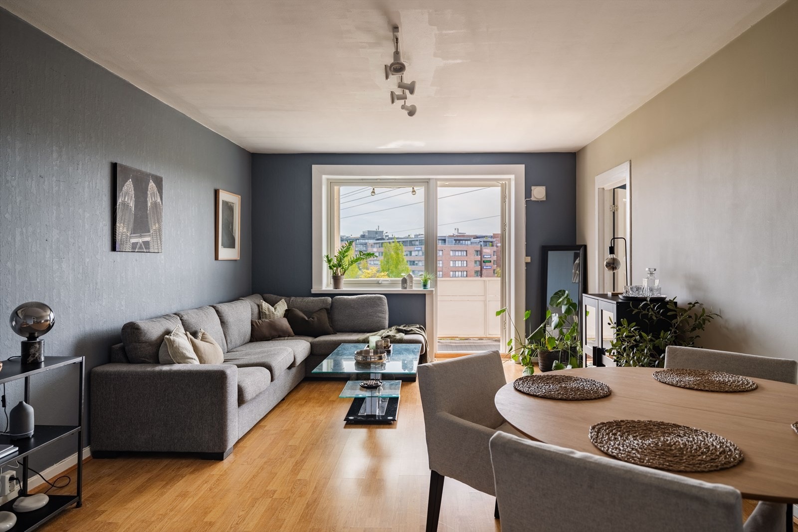 Romslig stue med laminatgulv og vegger som er malt i nyere tid. Galleribilde
