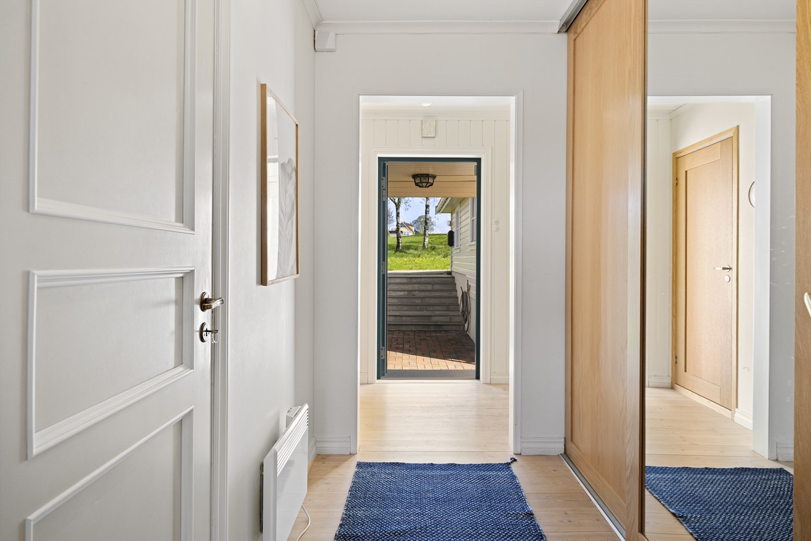 Trivelig entré med plass til å henge fra seg yttertøy og sette fra seg sko. Galleribilde