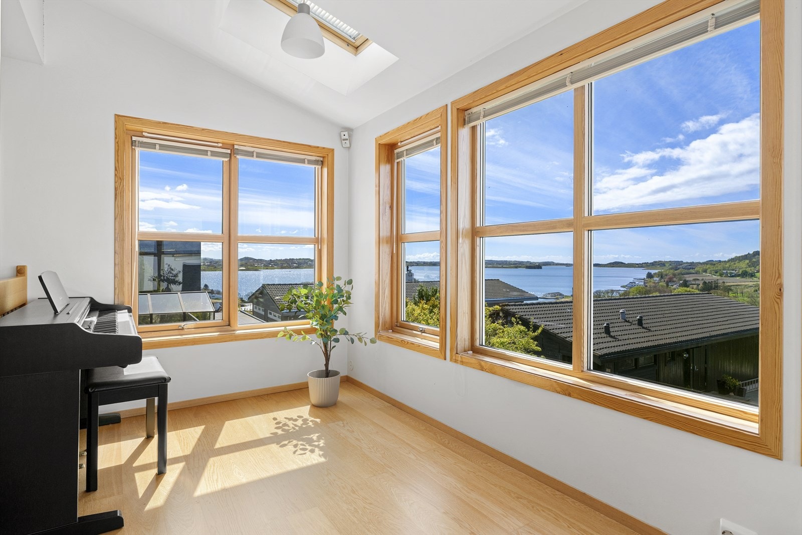 Loftstuen har god plass til å innrede med ønsket møbelement. Galleribilde