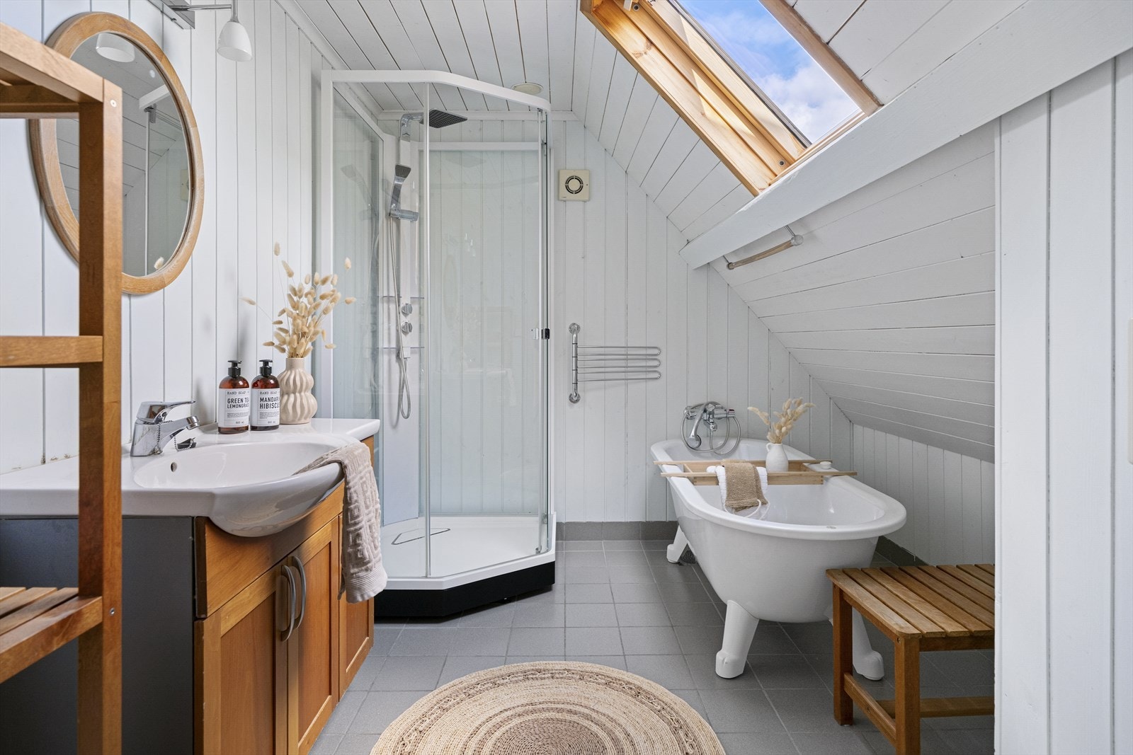 Badet har fliser på gulv med varmekabler og panel på vegger. Galleribilde