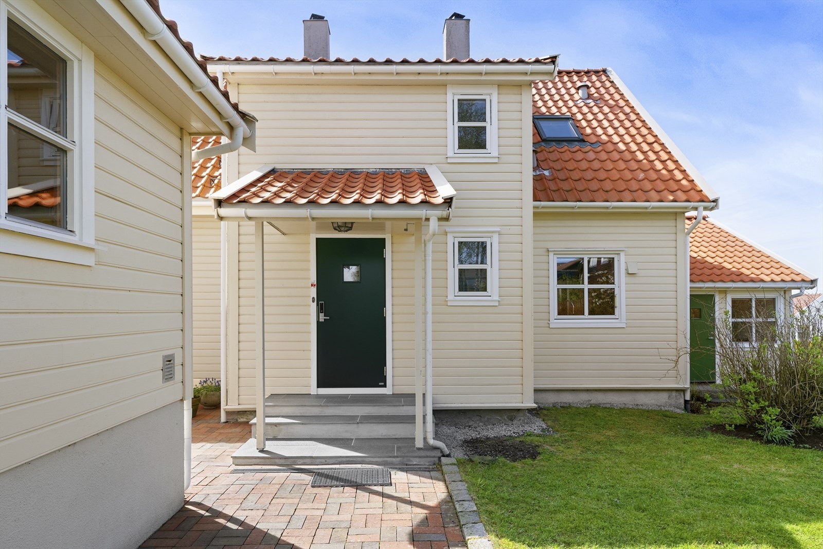 Her bor du i et etablert og barnevennlig boligområde med kort vei til skoler, barnehager, dagligvarebutikker, lekeplasser, flotte turområder og kollektivtilbud. Galleribilde