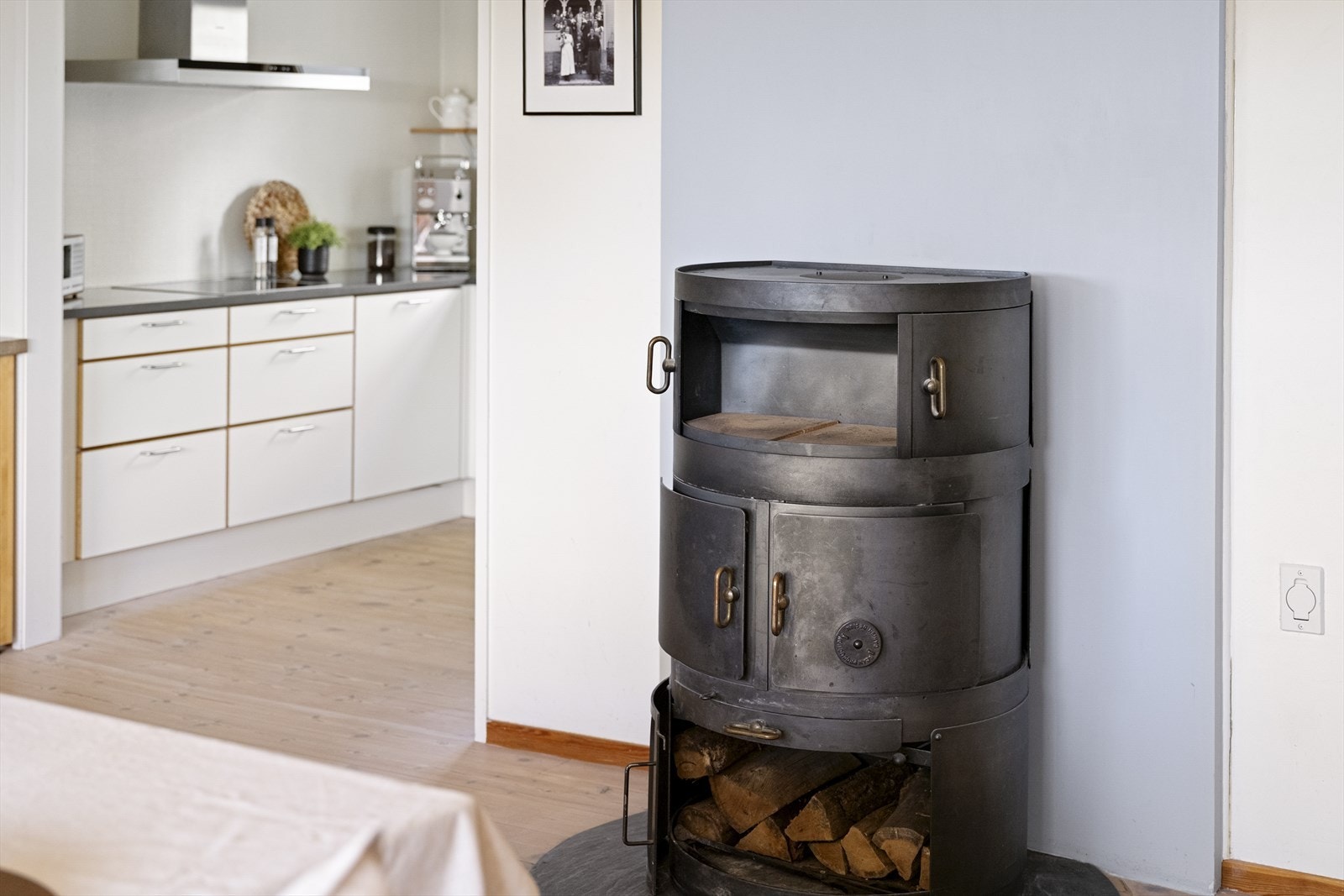 Det er vedovn ved kjøkken. Galleribilde