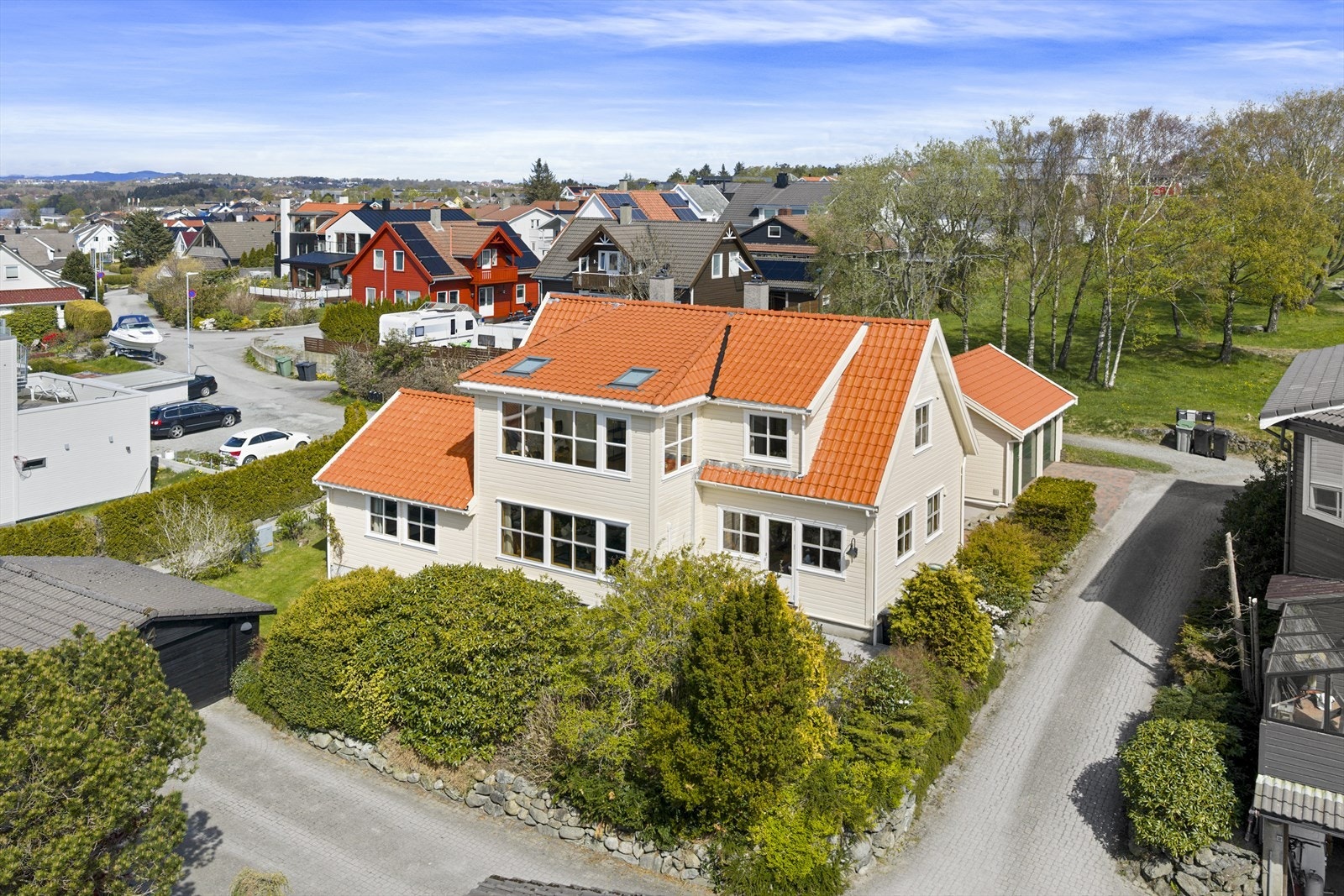 Tomten måler 529,5 m² og er pent opparbeidet. Galleribilde