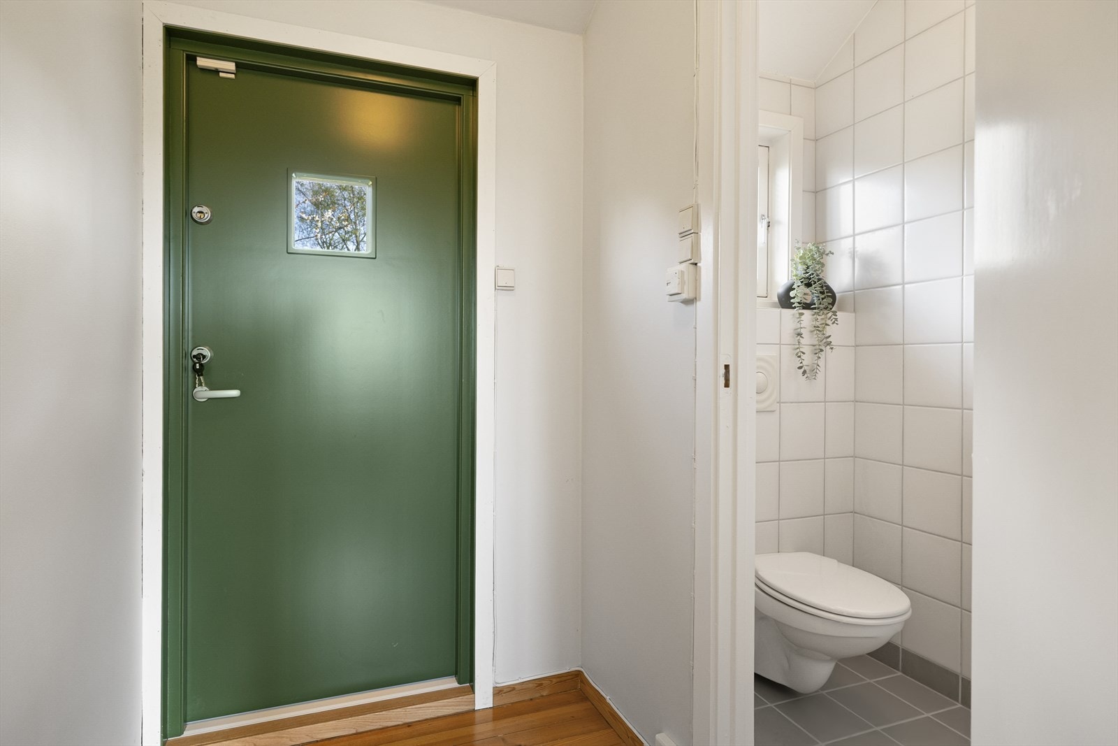 Like ved hovedsoverom i 1 etg er det bad og bi-inngang. Galleribilde