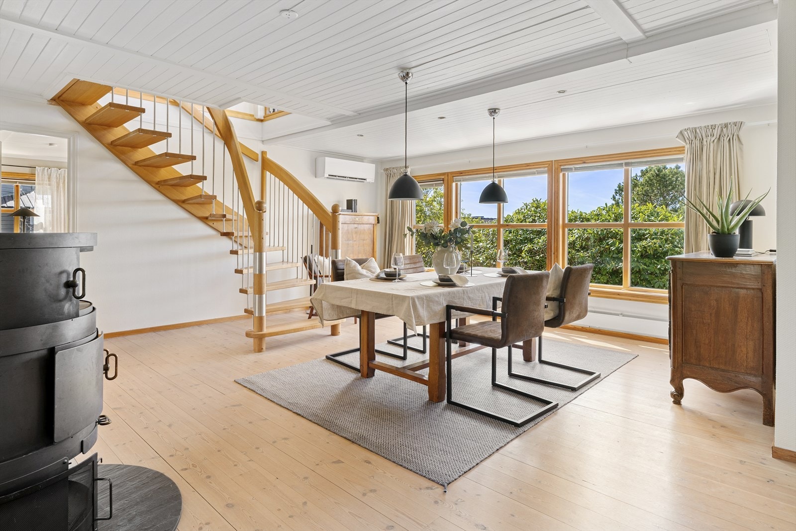 Her er det god plass til stort spisebord hvor man kan invitere familie og venner på besøk. Galleribilde