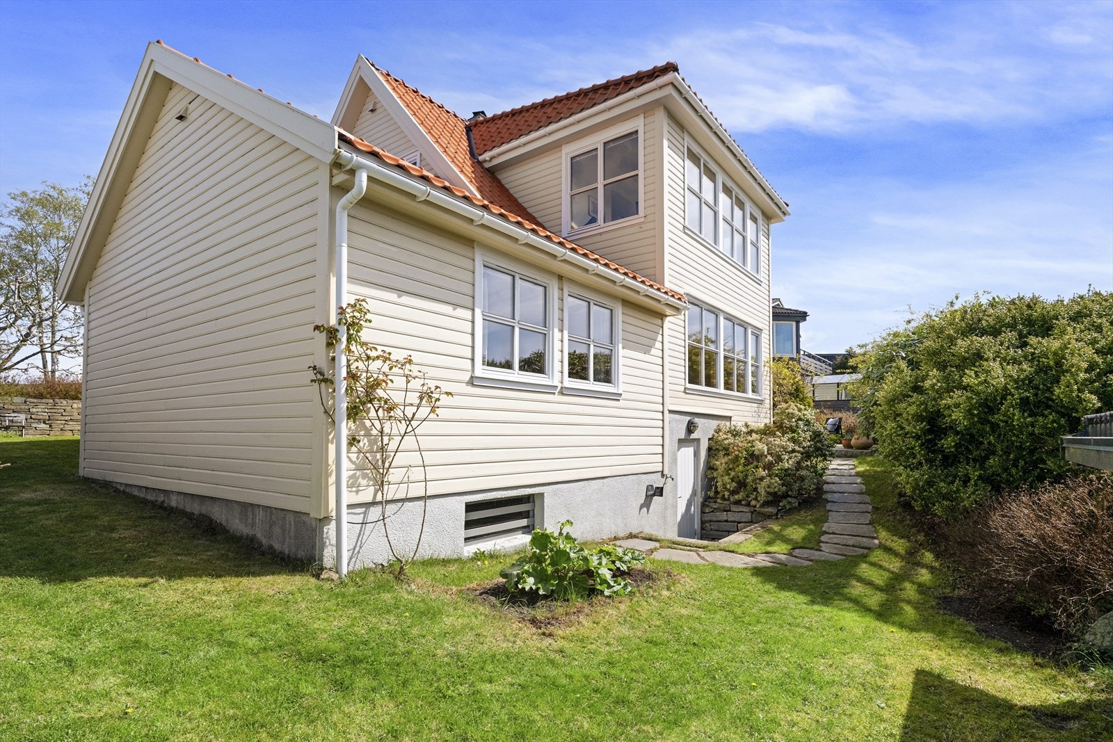 Eiendommen har pent opparbeidede og solfylte uteområder som er til stor glede for hele familien. Galleribilde