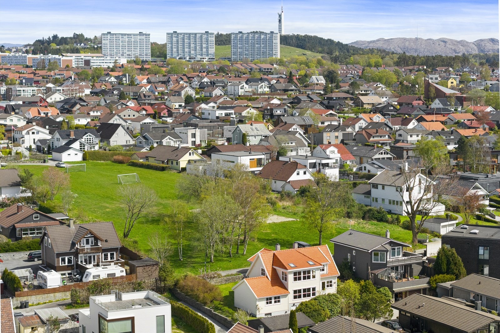Fra boligen finner man flere barnehager og skoler innen kort gange. Galleribilde