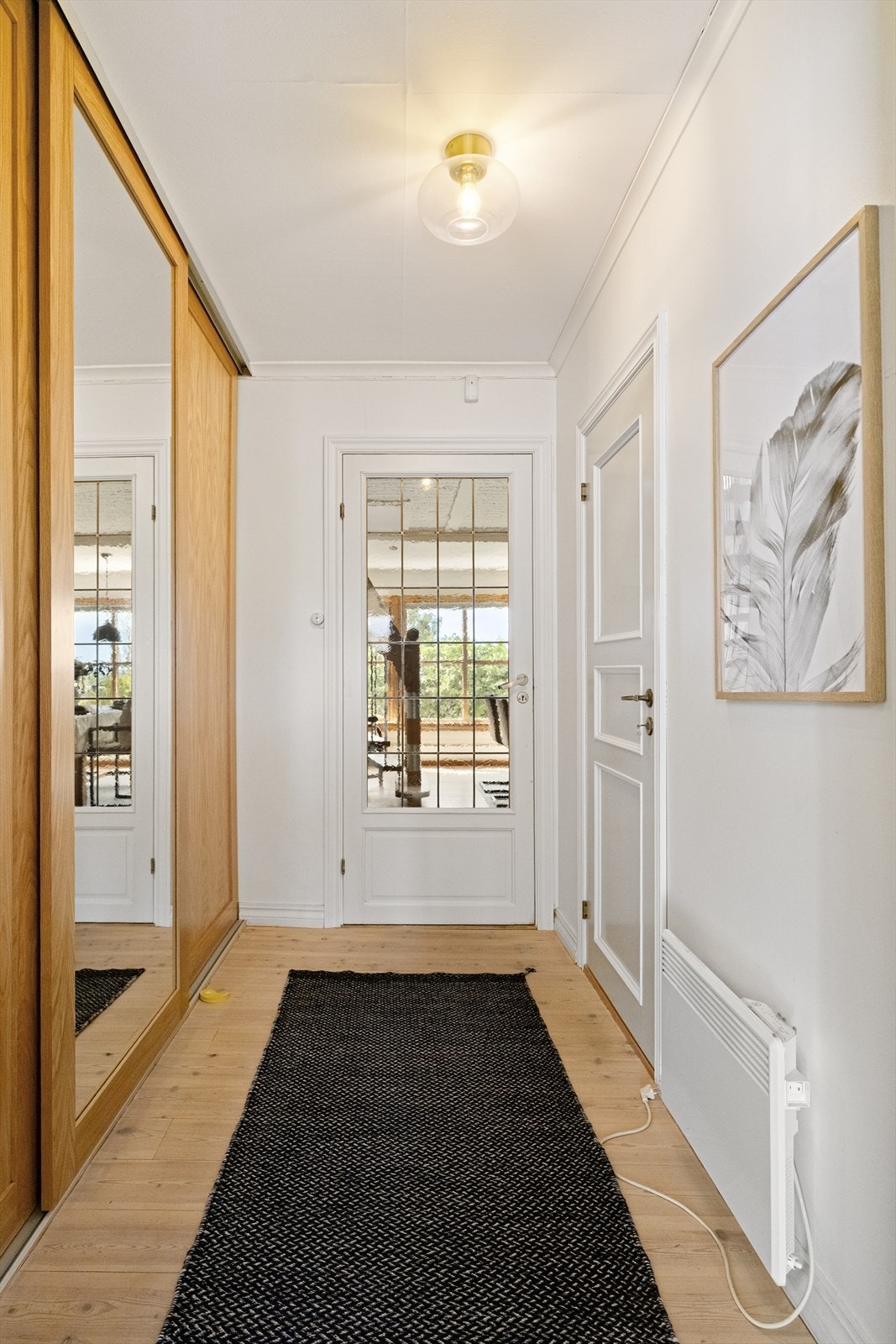 Gangen har stor skyvedørsgarderobe. Galleribilde