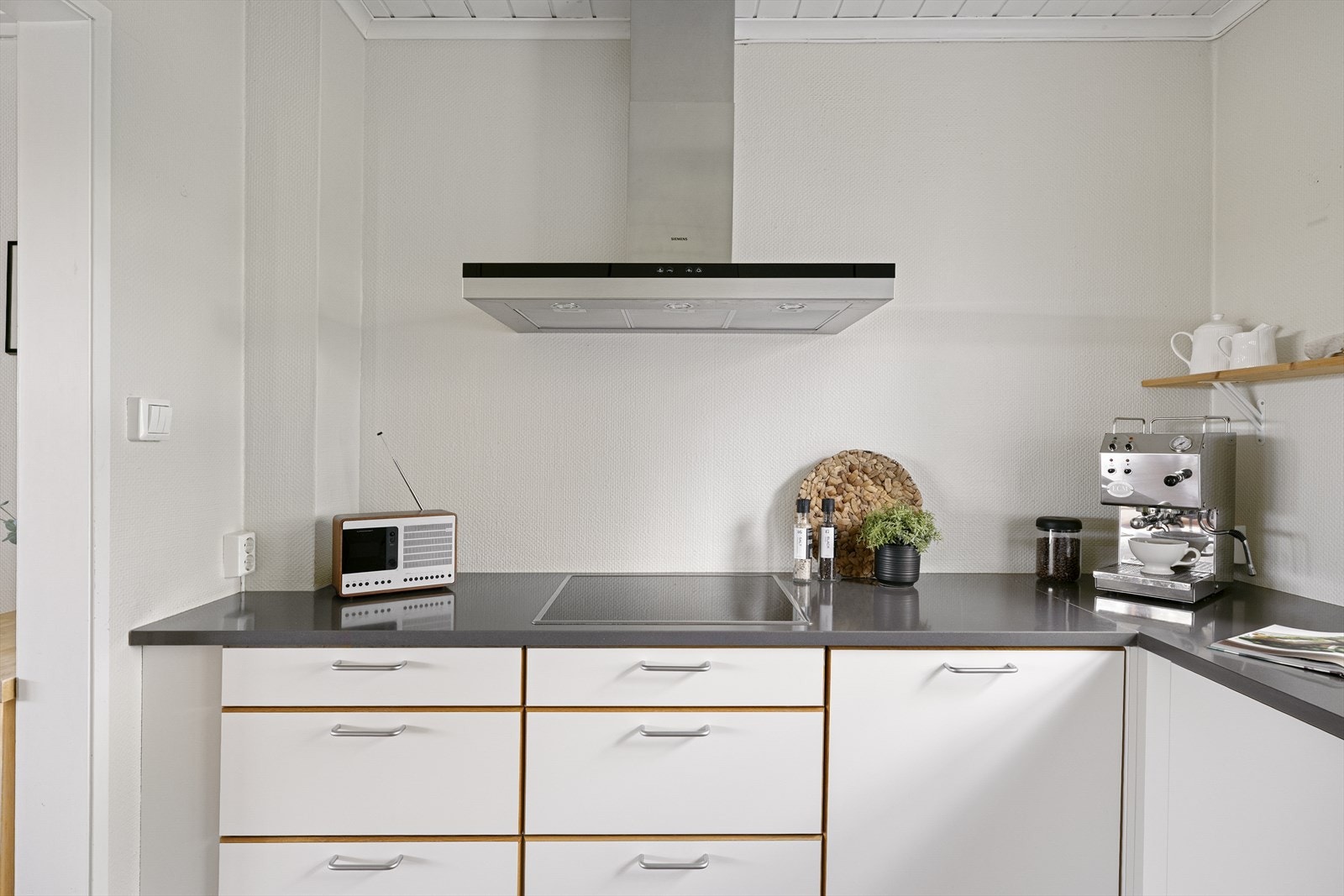 Kjøkkenet har integrert stekeovn, platetopp og oppvaskmaskin, samt frittstående kjøleskap. Galleribilde