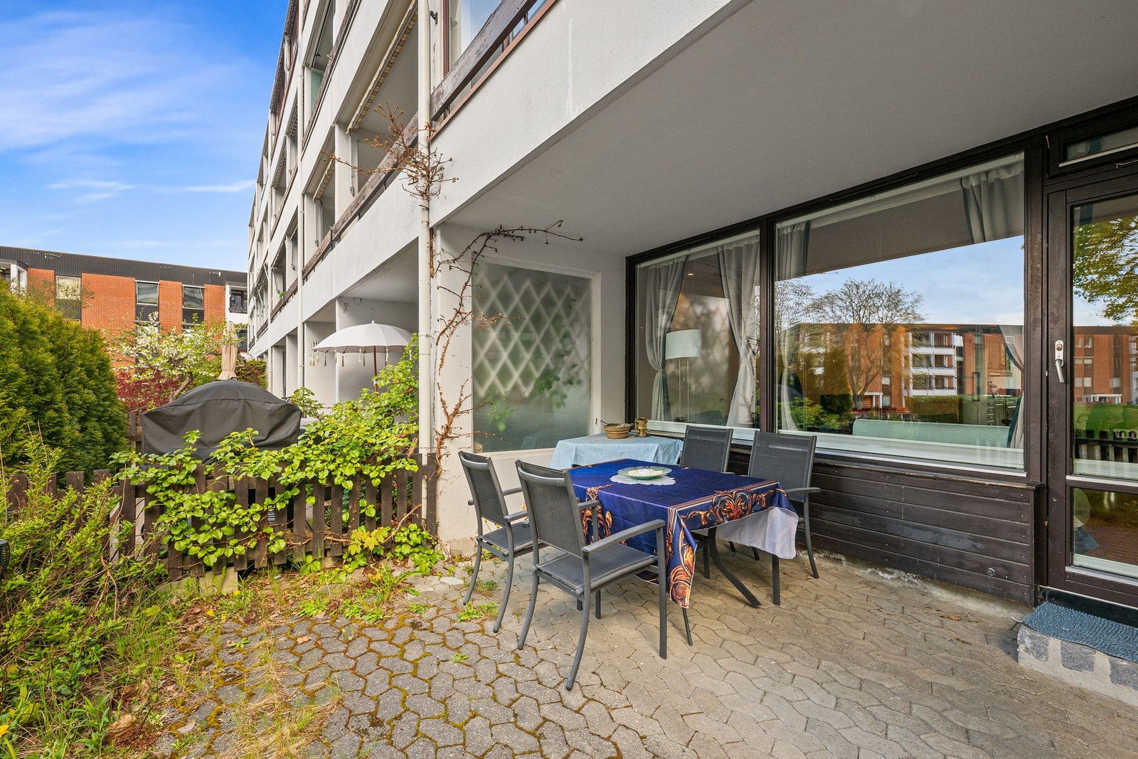 Markterrassen på ca. 35 m² vender mot sydvest og har gode solforhold store deler av dagen. Galleribilde