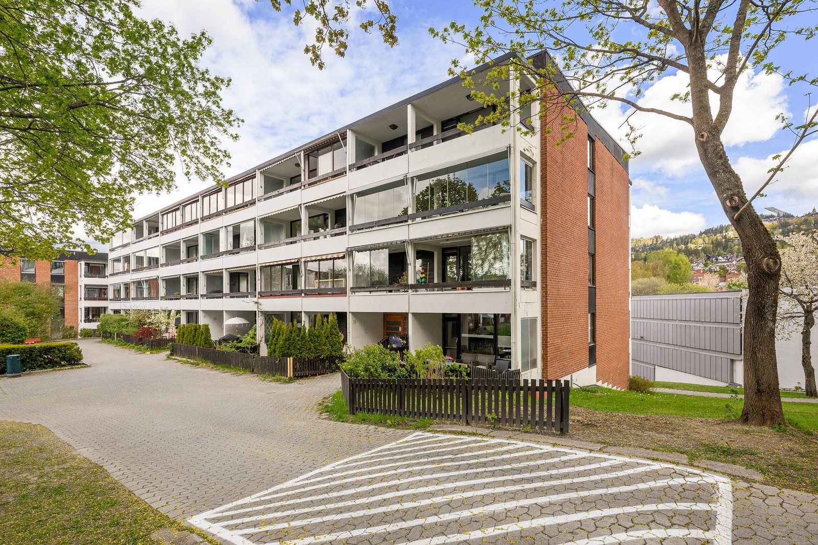 Borettslaget tilbyr en rekke fellesrom til beboernes disposisjon, inkludert et eget trimrom, parsellhage, selskapslokale og aktivitetsutvalg. Galleribilde