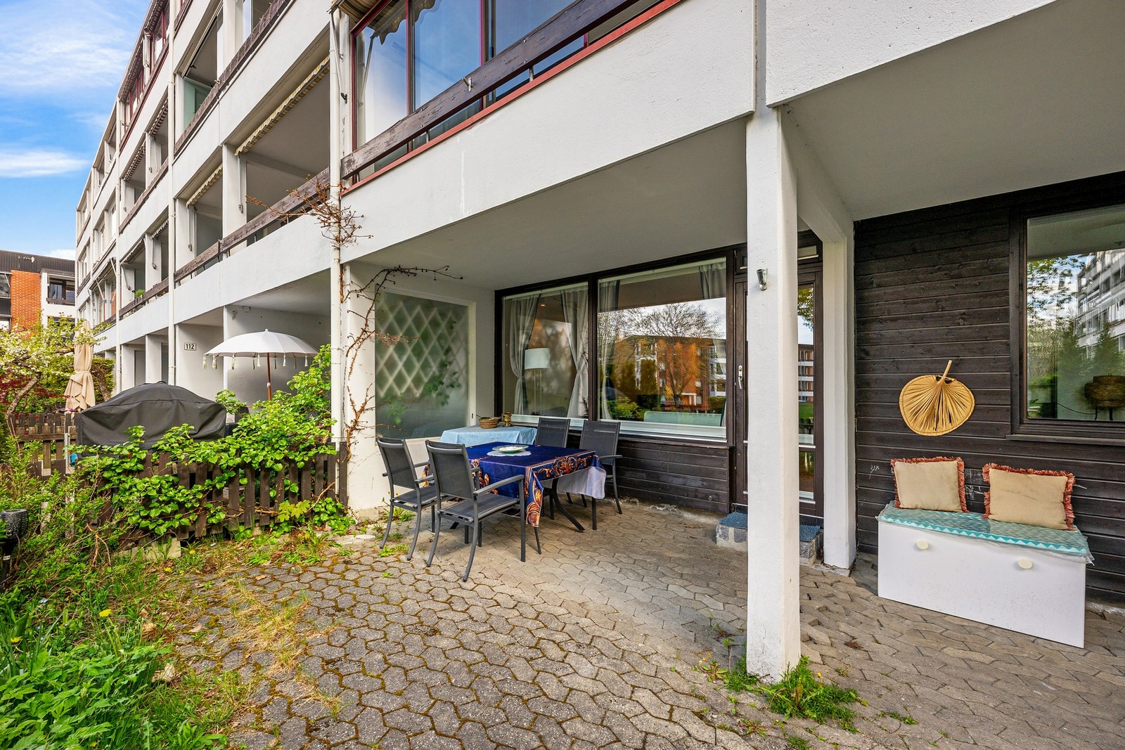 En gjennomgående leilighet med lys fra to retninger, tre gode soverom og en planløsning som er enkel å innrede etter eget ønske. Galleribilde