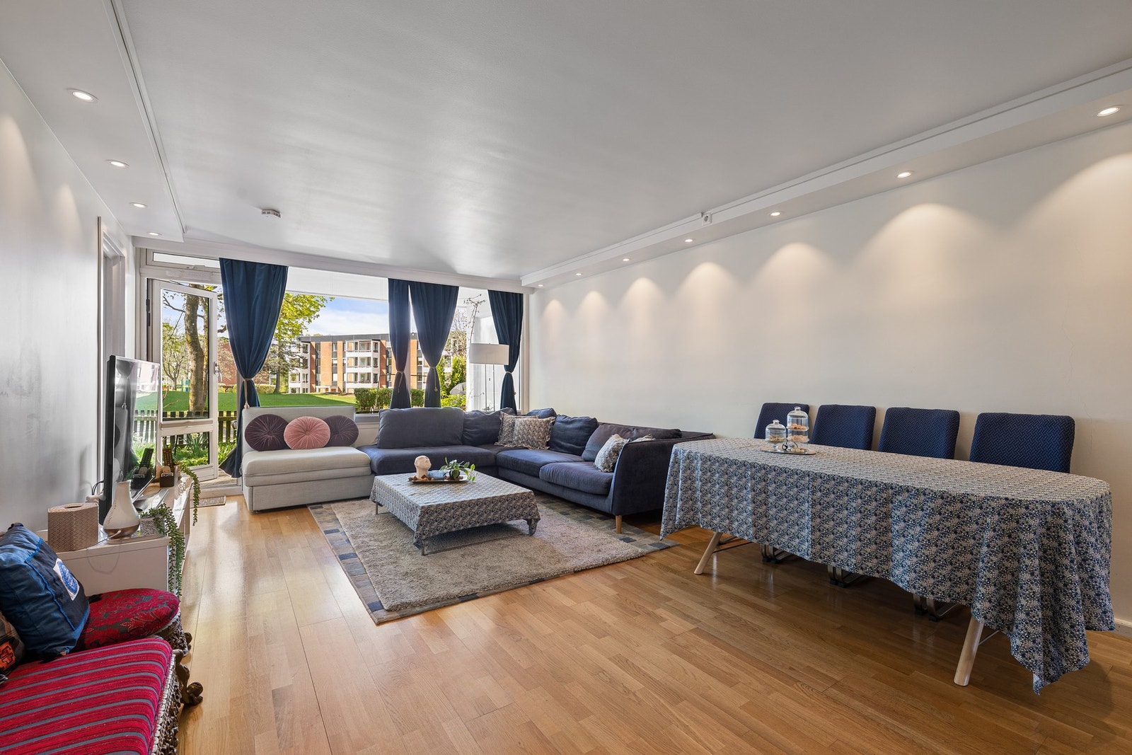 Stuen er lys og romslig med god plass til sofagruppe og spisebord. Galleribilde