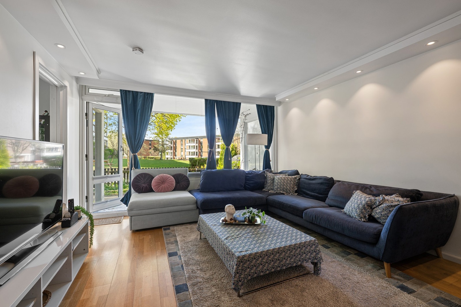 Store vindusflater slipper inn rikelig med dagslys, og den åpne og fleksible planløsningen gjør det enkelt å innrede stuen etter eget ønske og behov. Galleribilde