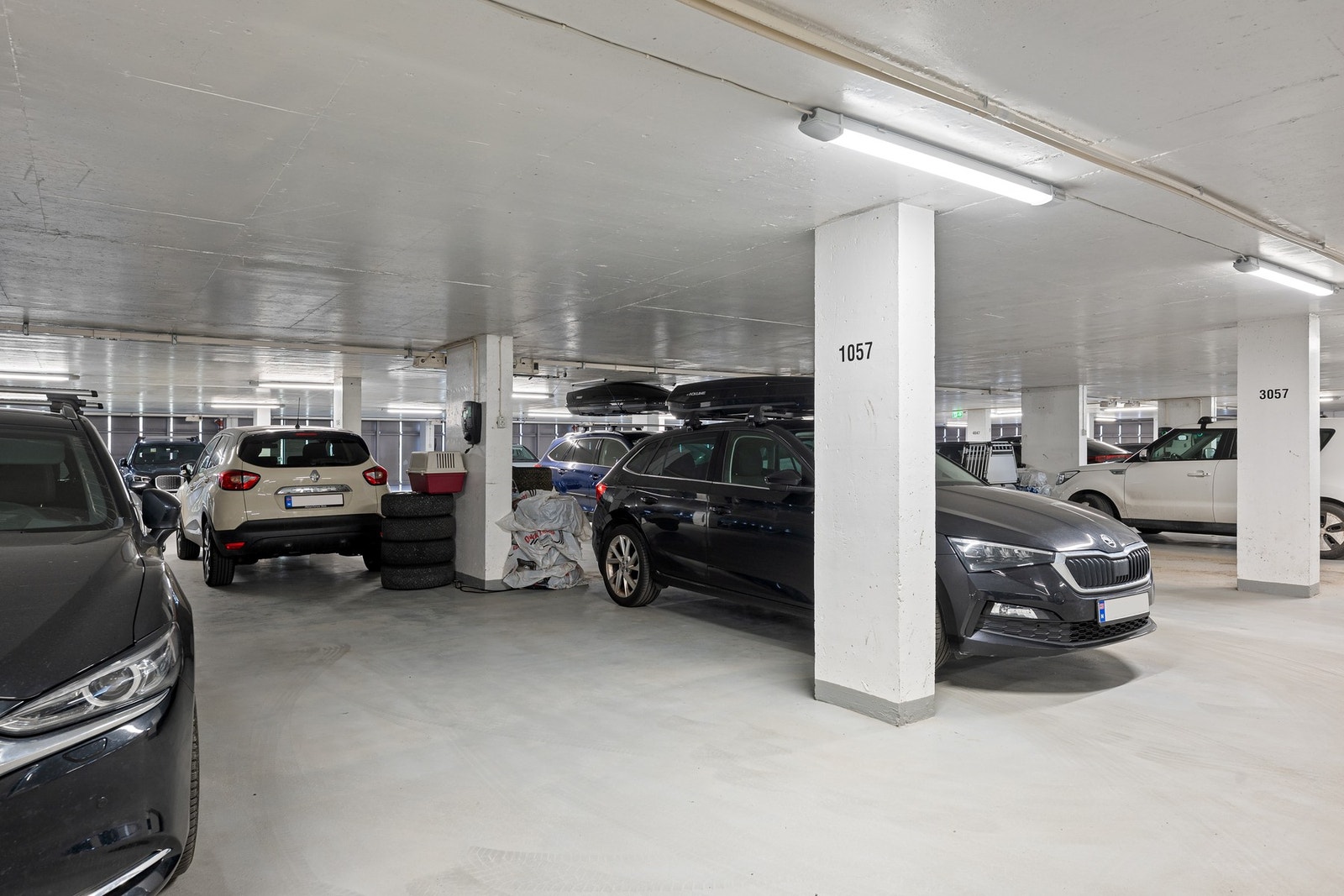 Det medfølger en parkeringsplass m/elbillader i lukket anlegg. Det medfølger også en kjellerbod. Galleribilde