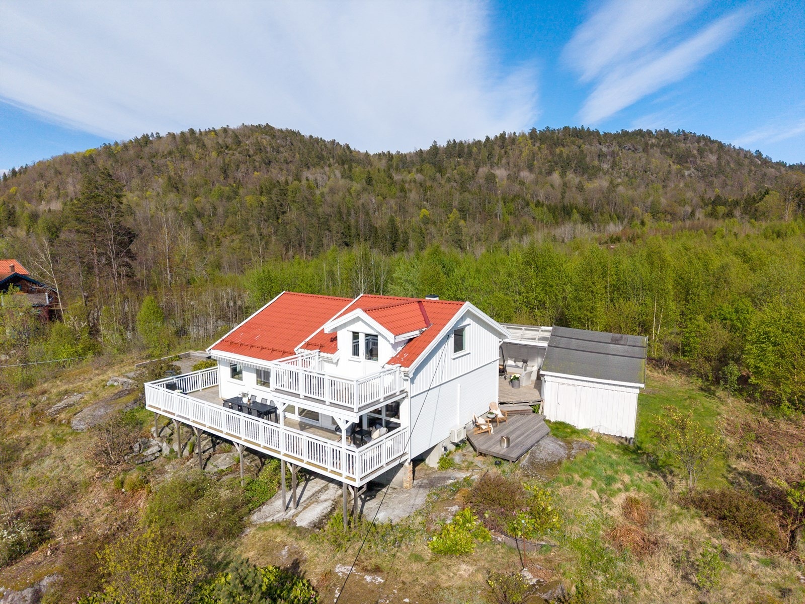 Det gjøres oppmerksom på at det er planlagt og godkjent en boligutbygging i området. Se reguleringskart fra kommunen. Galleribilde