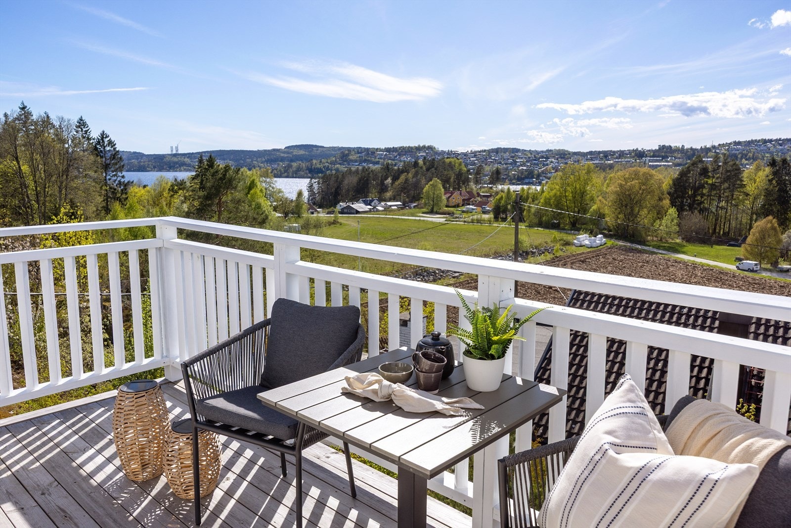 Verandaen har plass til en liten sittegruppe, en herlig plass til for morgenkaffen! Galleribilde