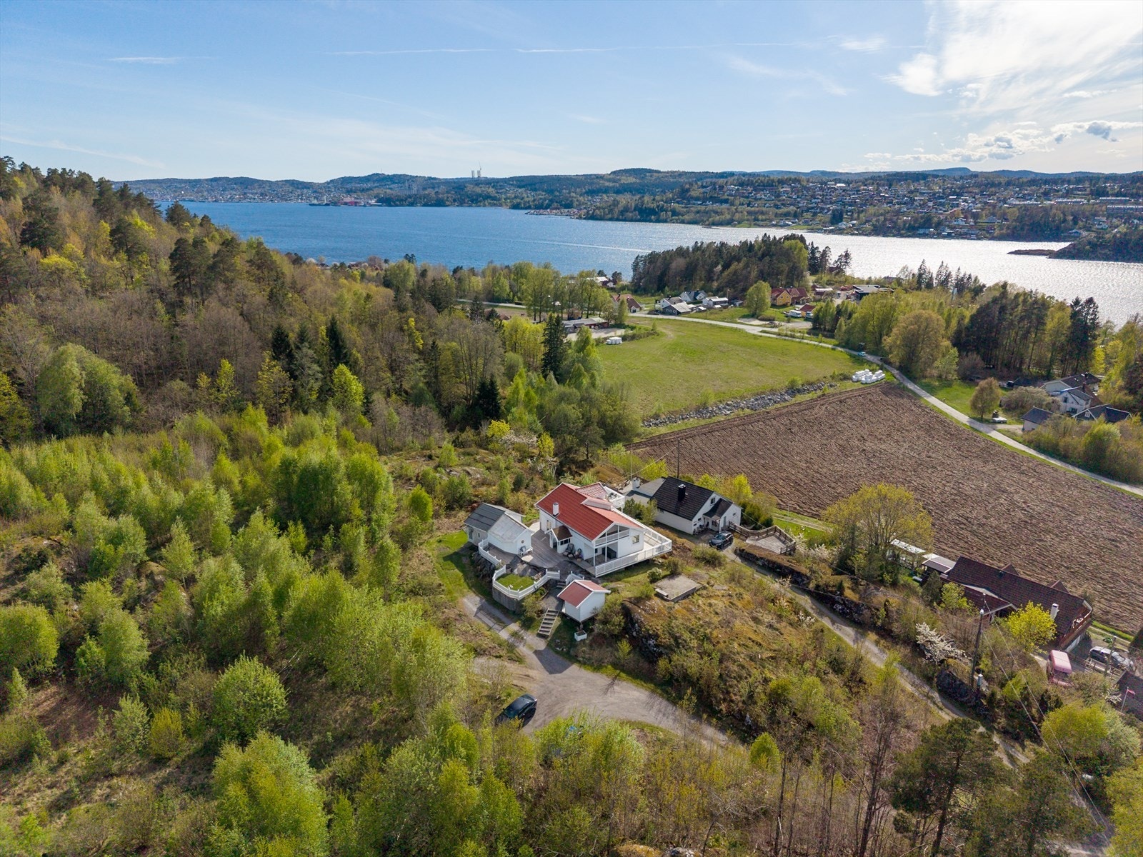 Beliggenheten kombinerer nærhet til sjøen med umiddelbar tilgang til tur- og rekreasjonsområder. Galleribilde
