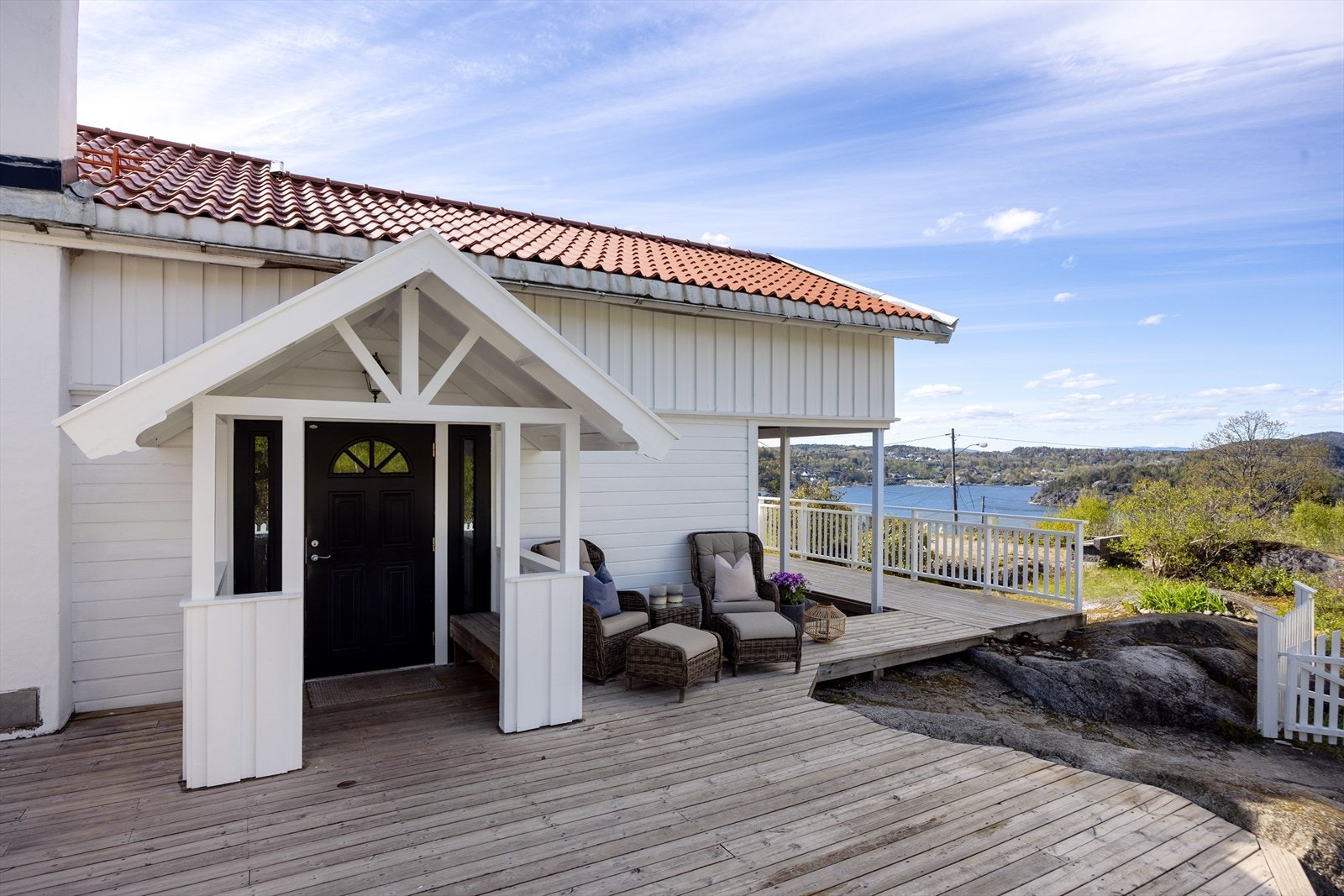 Overbygget inngangsparti med adkomst til terrassen. Hovedytterdøren er fra 2016 - Terrasser ut til alle himmelretninger, her kan du flytte deg etter solen! Galleribilde