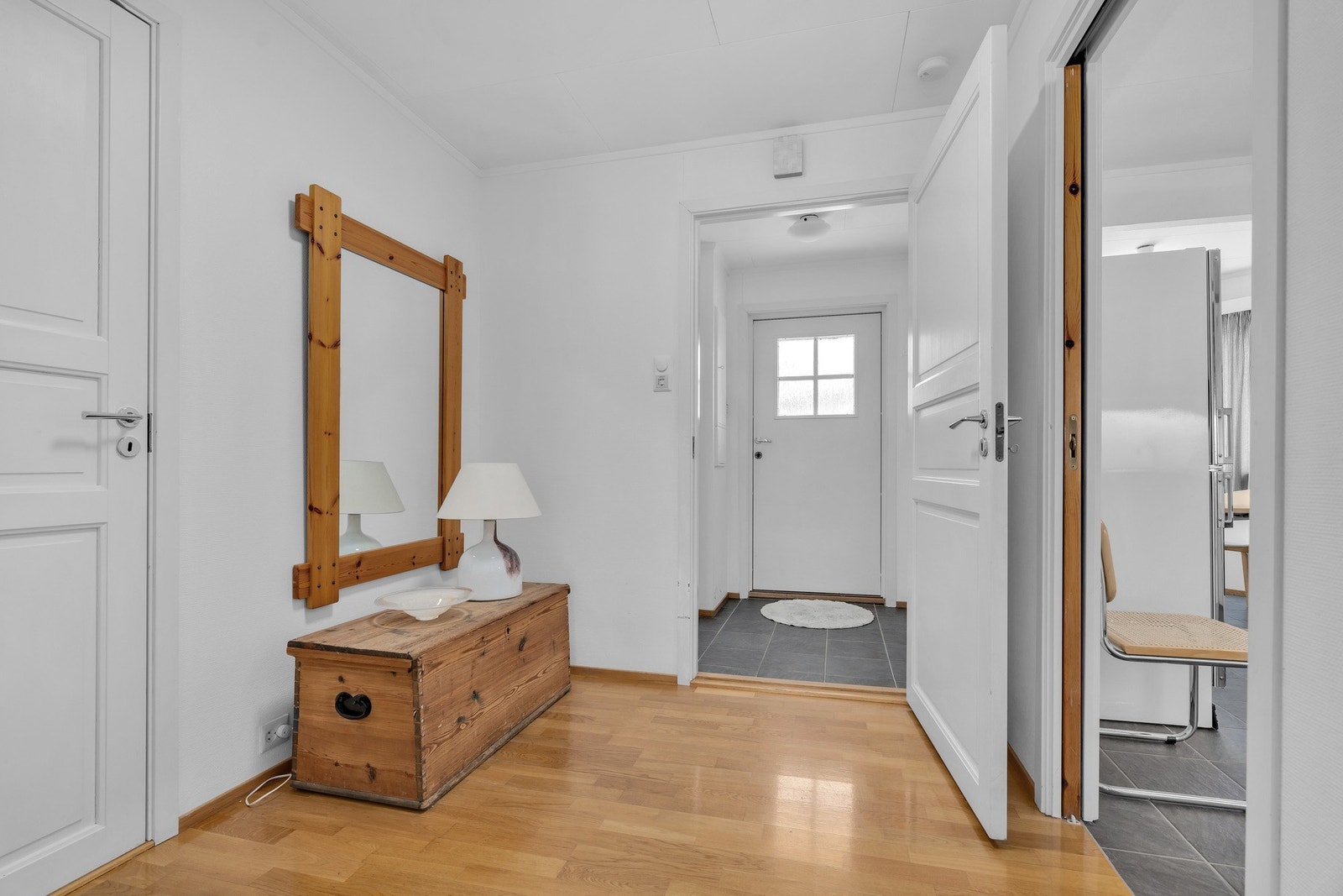 Praktisk mellomgang med adkomst til entré og tilstøtende rom Galleribilde