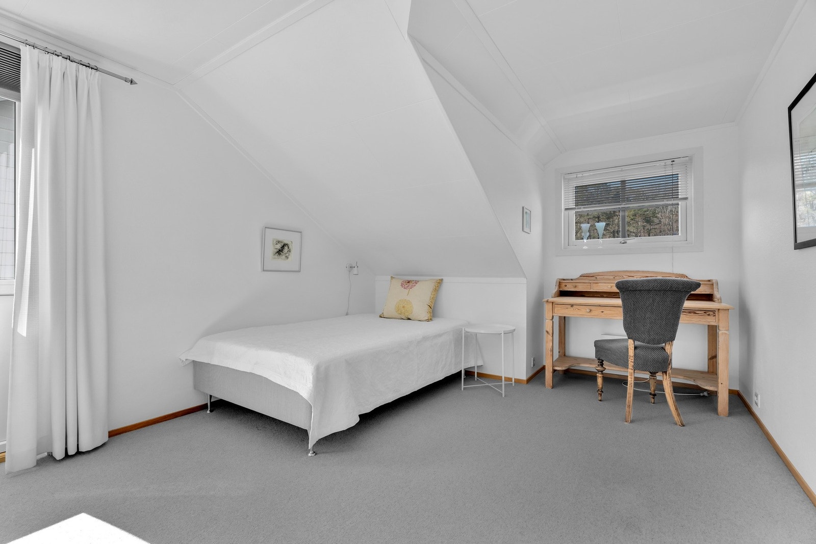 Romslig hovedsoverom med god plass til både seng og ekstra møblering Galleribilde