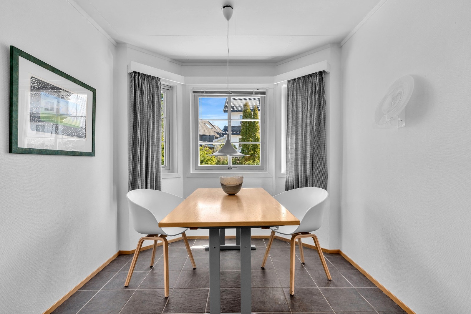 Lys spisekrok på kjøkkenet med plass til hverdagsmåltidene Galleribilde
