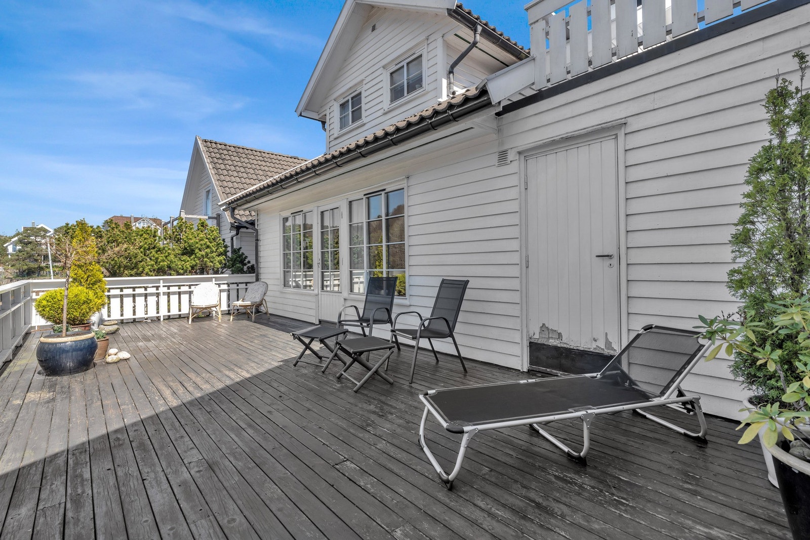 Praktisk og innbydende uteområde med flere soner Galleribilde