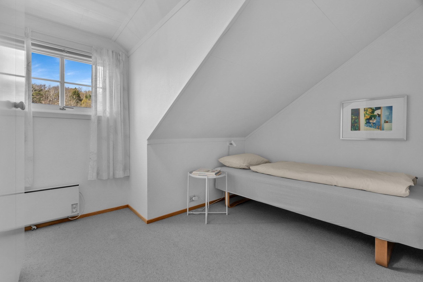 Soverom III - lyse farger og plassbygd garderobe Galleribilde