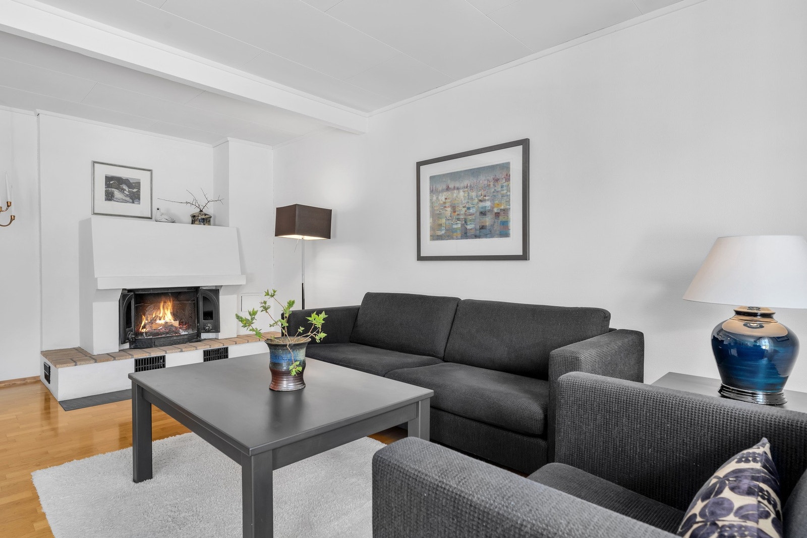 God plass til sofagruppe med peis (innsats), lyse farger Galleribilde