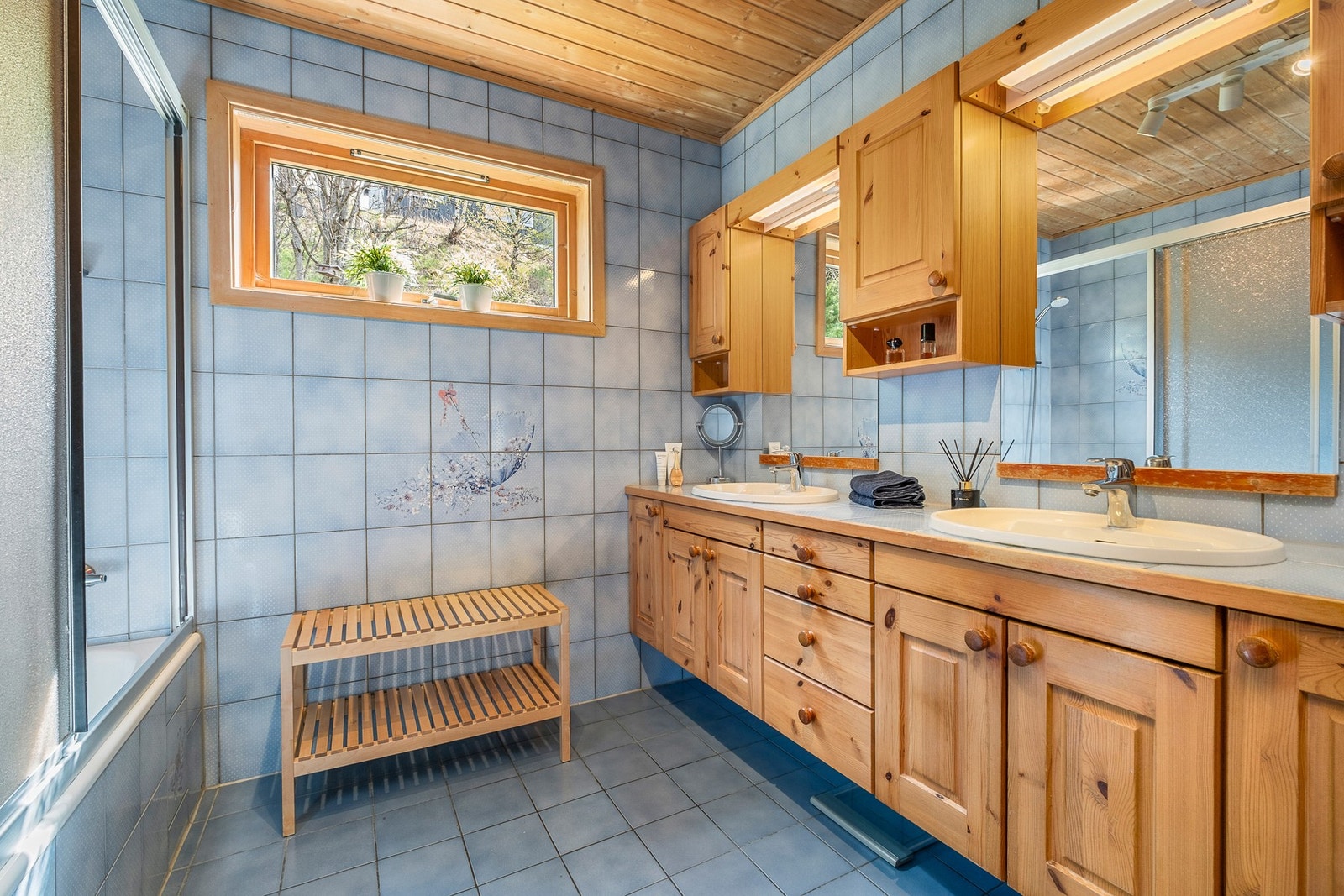 Badet er innredet med dobbelservant, innholdsrik innredning, wc og innebygd badekar med skyvbare dusjvegger. Galleribilde