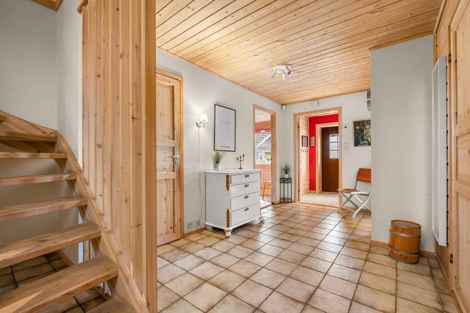 Åpen og romslig gang/hall i sokkel. Galleribilde