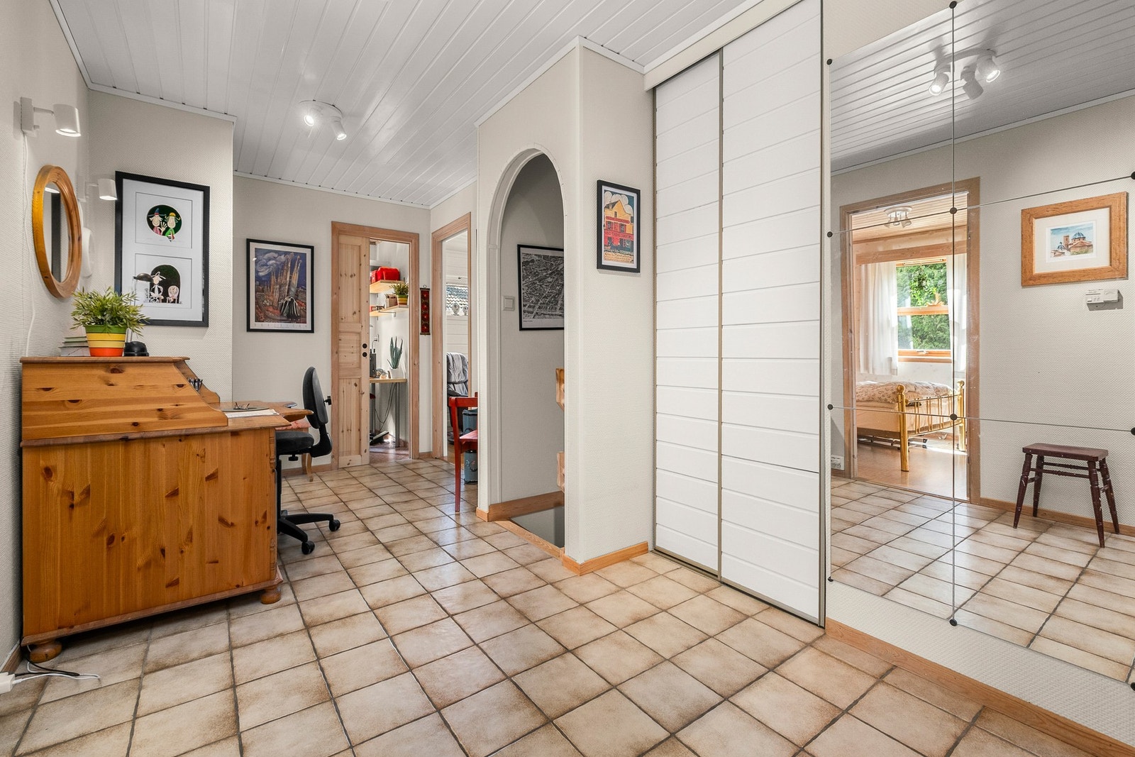 Åpen og romslig gang/hall i husets 1 etasje. Galleribilde