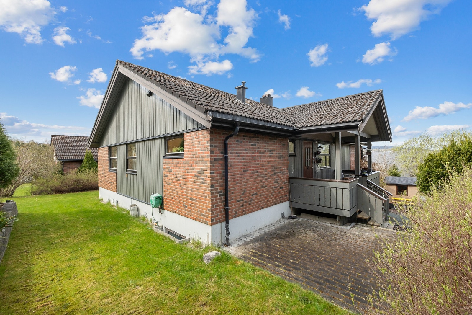 Hyggelig hageareal som er perfekt som tumleplass for barnefamilien. Galleribilde