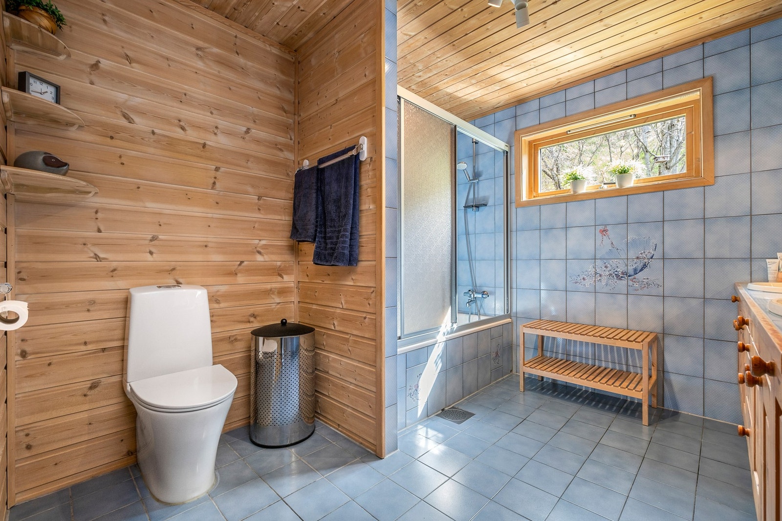 Badet i boligens 1 etasje måler 8 kvm. Galleribilde