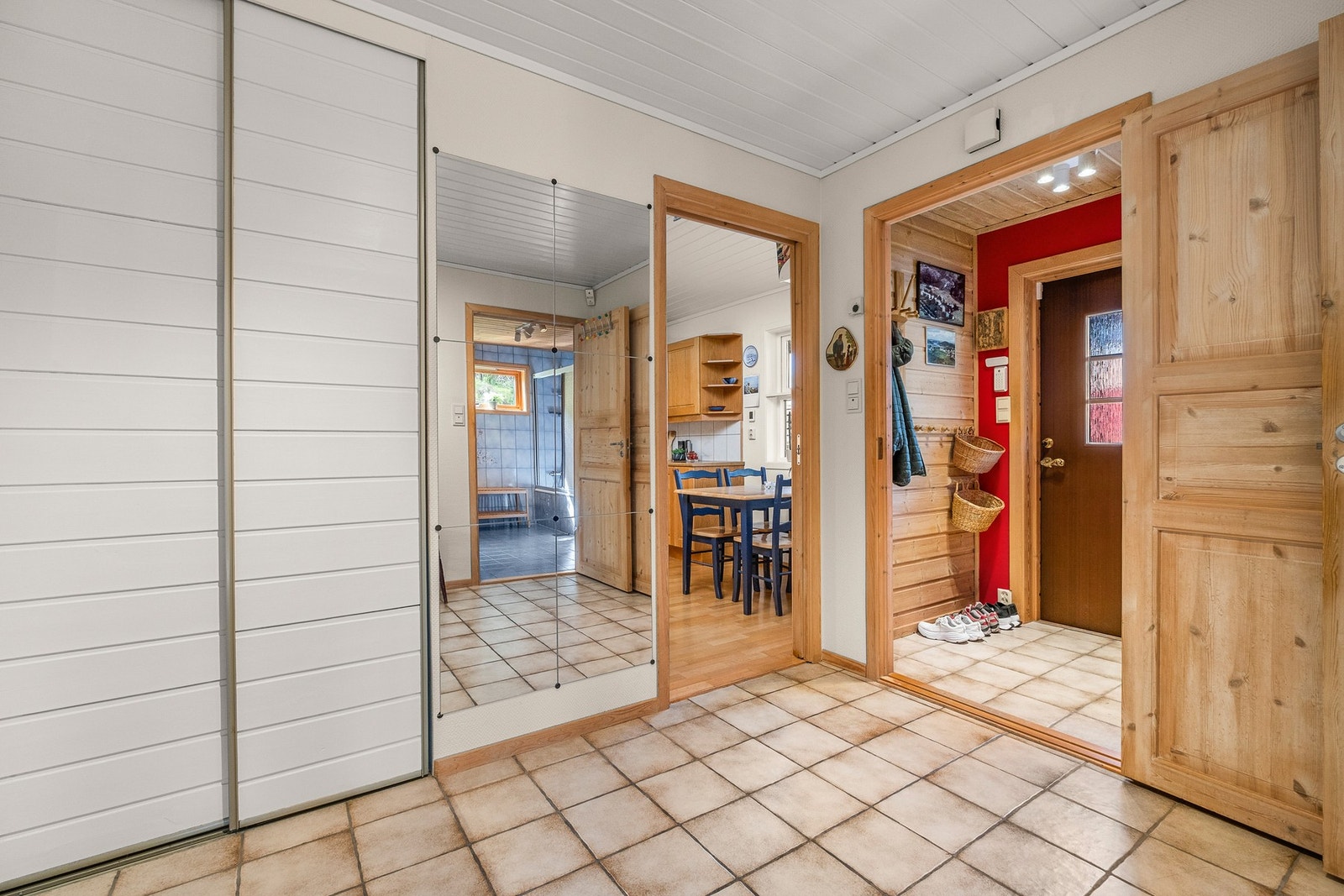 Boligen har to inngangspartier. Dette er inngangen i sokkel etasjen. Galleribilde