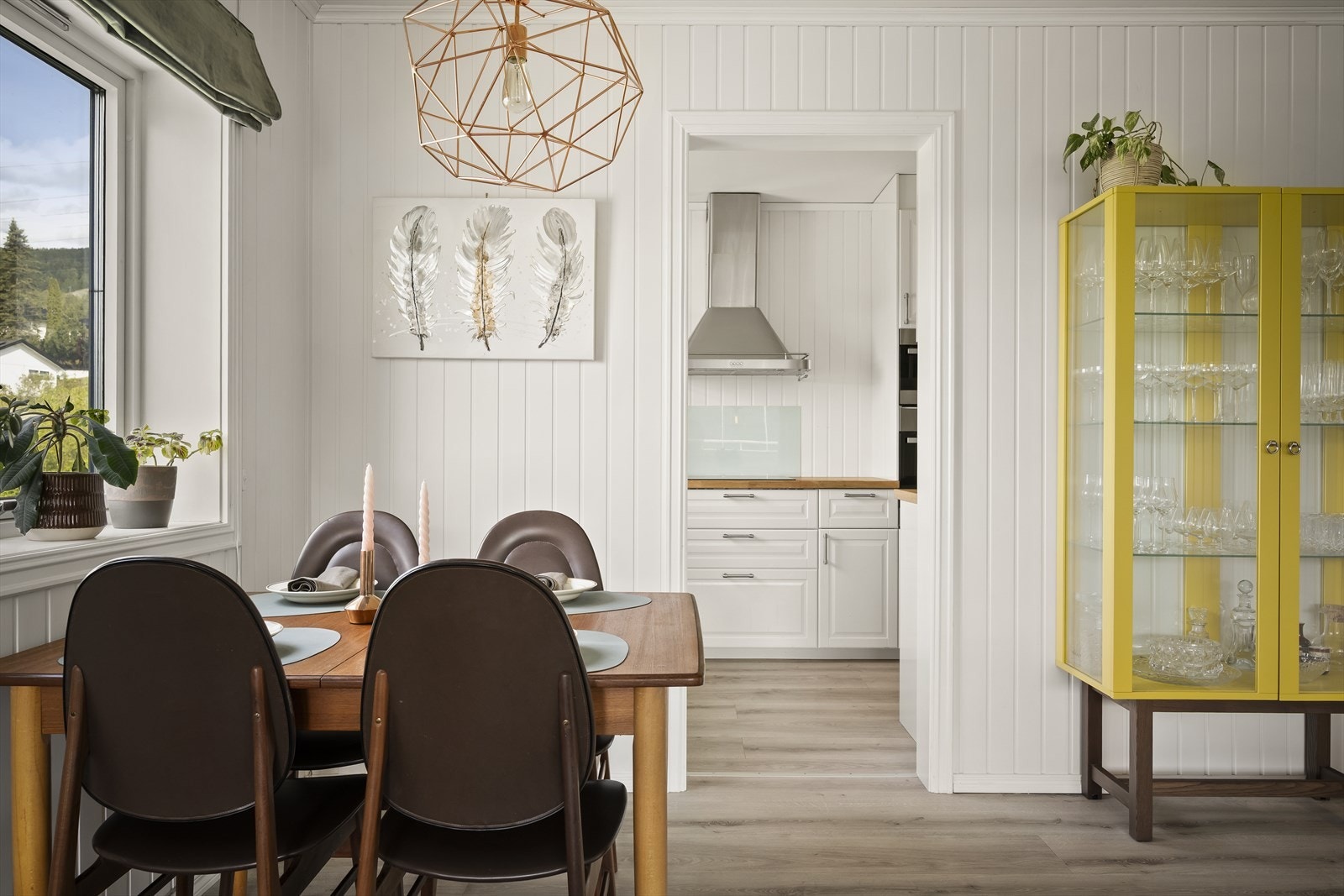 Hyggelig spiseplass med naturlig tilknytning til stuen. Galleribilde