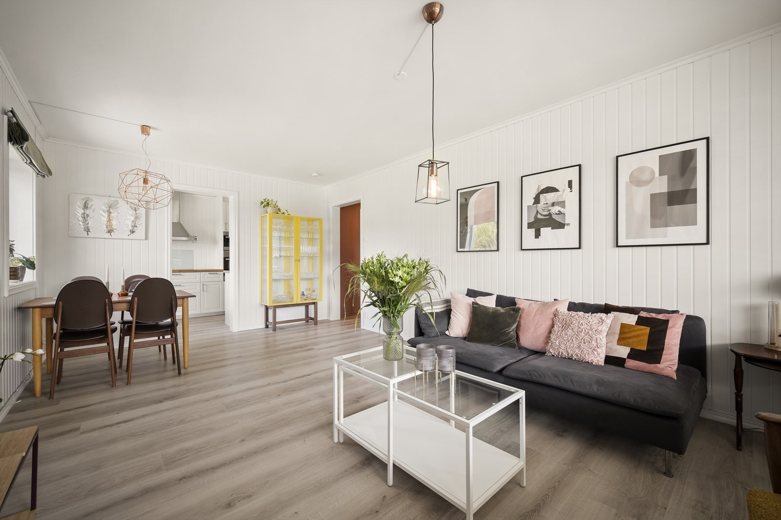 Stuen fremstår innbydende med en naturlig og funksjonell planløsning. Galleribilde