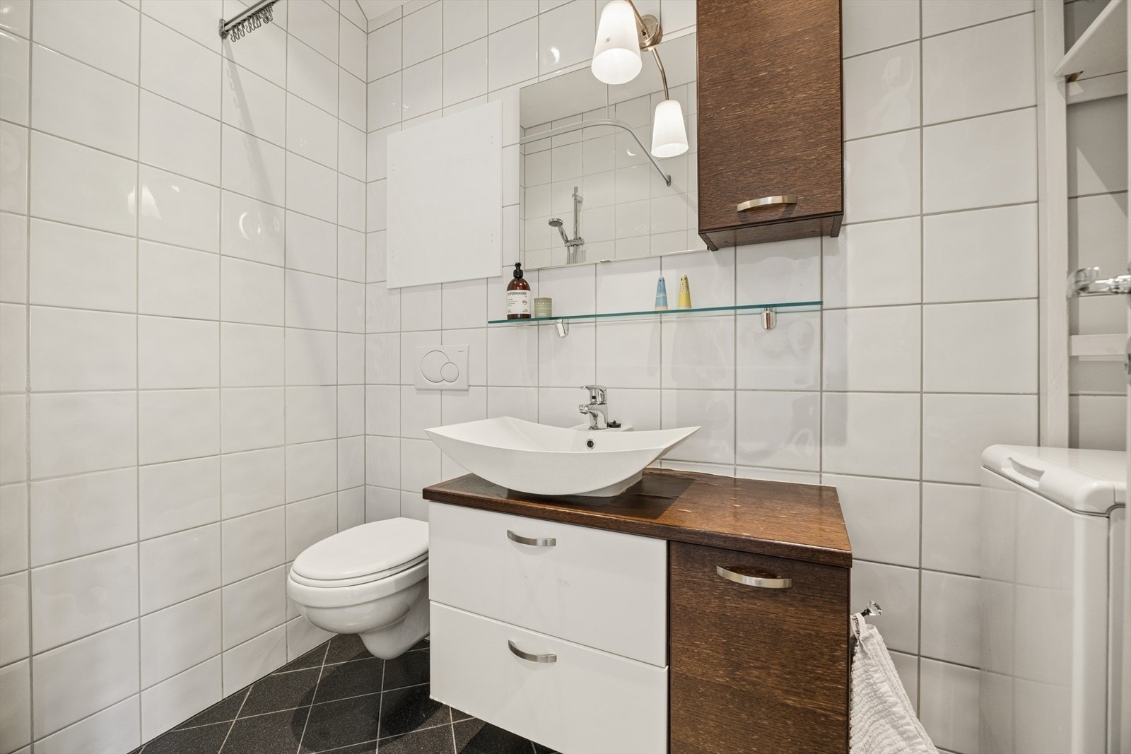 Badet er helfliset med vegghengt toalett og servantinnredning. Rommet ble oppgradert i 2007. Galleribilde