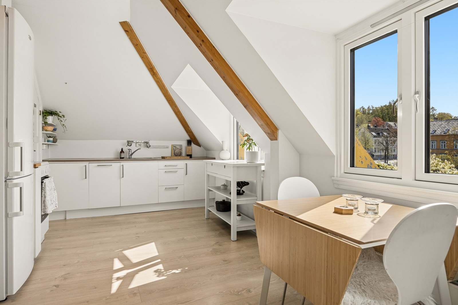 Leiligheten har en åpen og sosial romløsning hvor kjøkken og stue er i ett, med plass til både spisebord og sofagruppe. Galleribilde