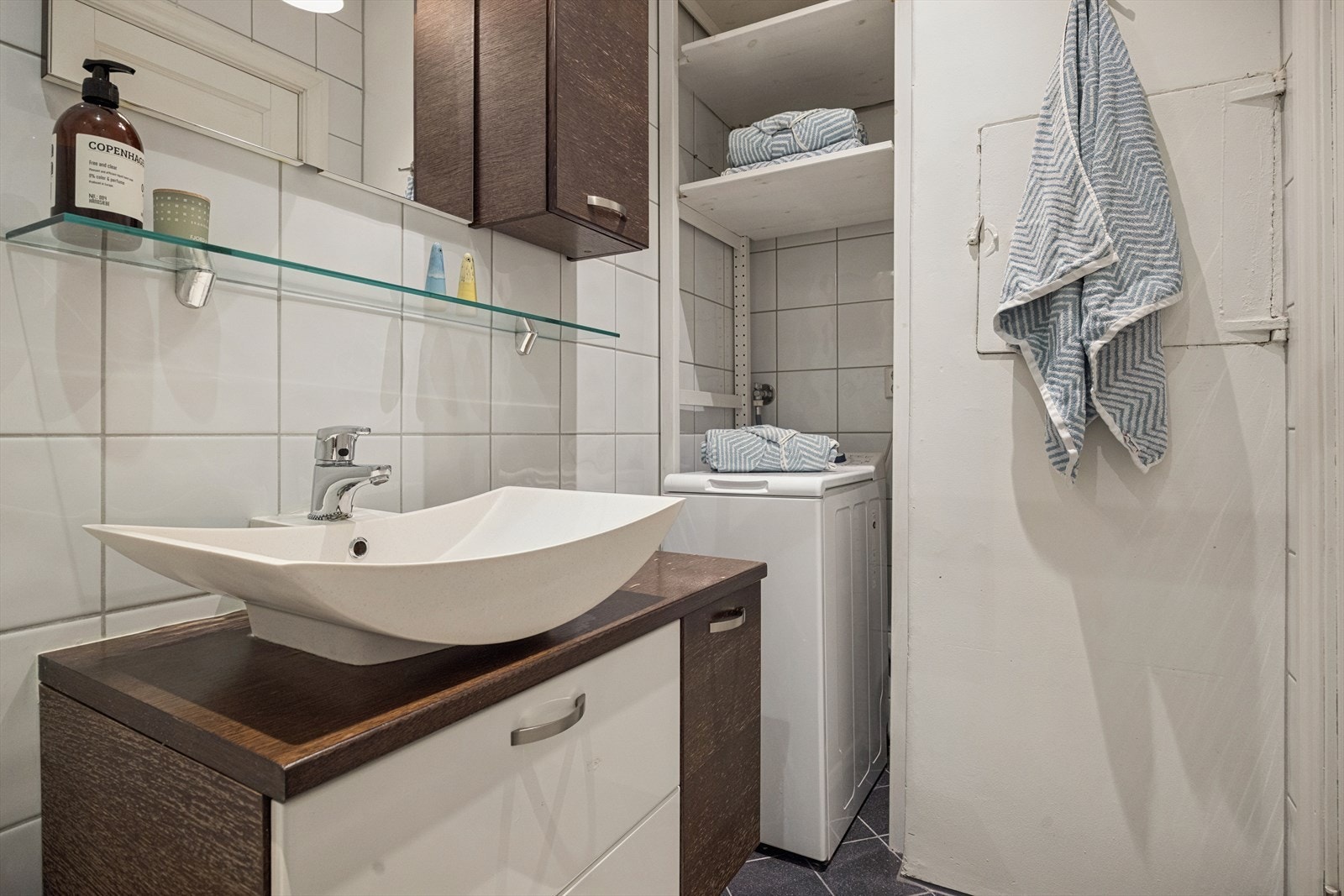 Badet har opplegg for vaskemaskin og mekanisk avtrekk. Badet har behov for oppgradering, noe det bør tas høyde for. Galleribilde