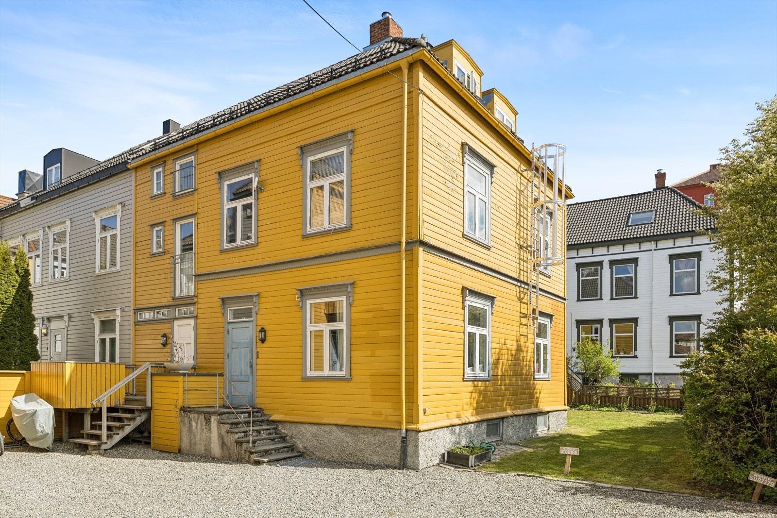 Bygården er fra 1898 og har en klassisk fasade med liggende trekledning. Møllenberg er kjent for sine vakre, ærverdige bygårder med historisk preg, som gir området en helt spesiell sjarm og atmosfære. Galleribilde
