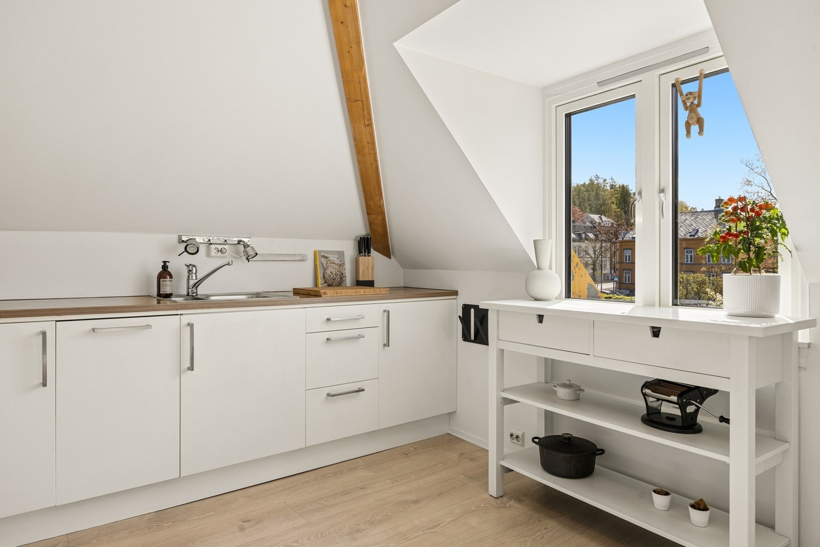 Kjøkkenet har slette fronter og en benkeplate i heltre, som gir et stilrent og tidløst uttrykk. Det er tilrettelagt for frittstående komfyr og kjøleskap, og oppvaskmaskin fra 2021 medfølger. Galleribilde