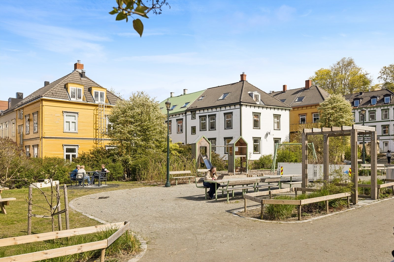 Nærområdet byr på flere grønne lunger og parker som gir gode muligheter for rekreasjon og avkobling i hverdagen. De grønne områdene bidrar til å skape en fin balanse mellom et urbant og aktivt byliv, og en mer fredelig og naturnær tilværelse. Galleribilde