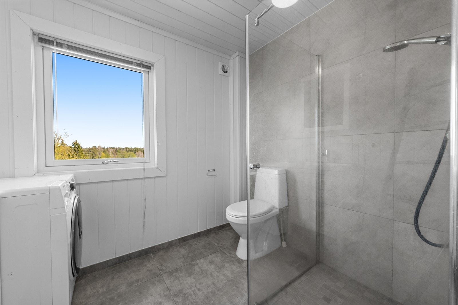 Bad kårbolig med dusløsning, toalett, servant og opplegg for oppvaskmaskin. Galleribilde