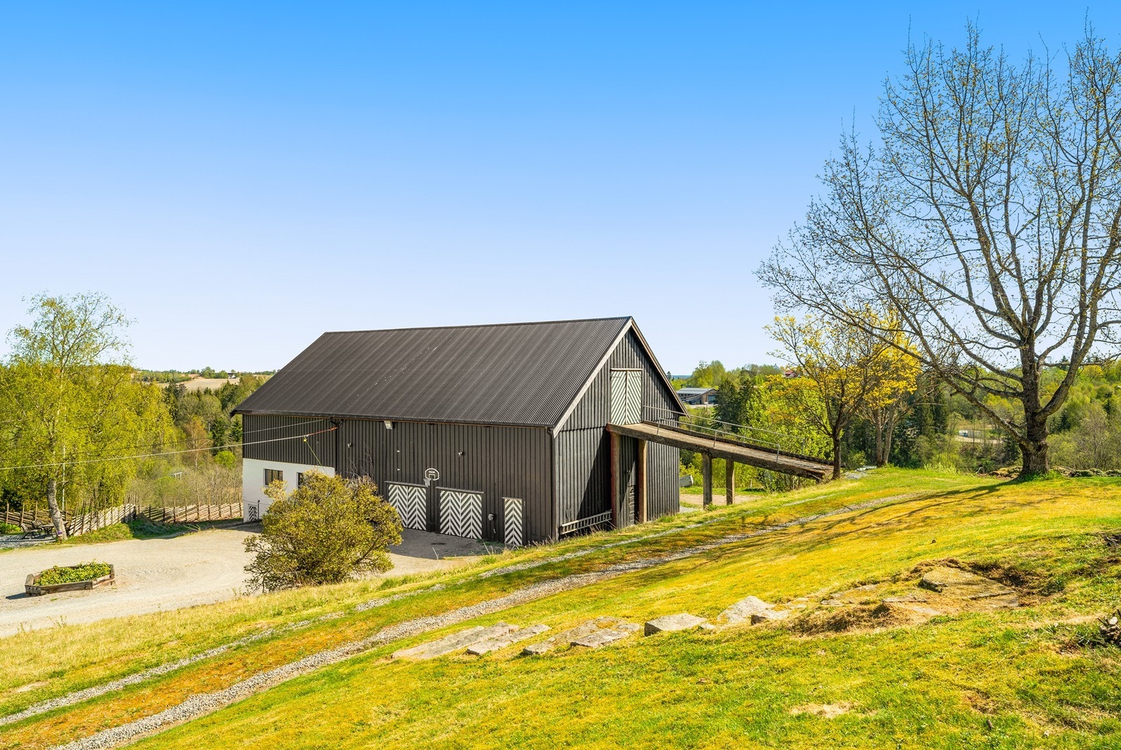 Låven er oppmålt til ca 684 m2 (BRA). Låven er ikke tilstandsvurdert. Galleribilde