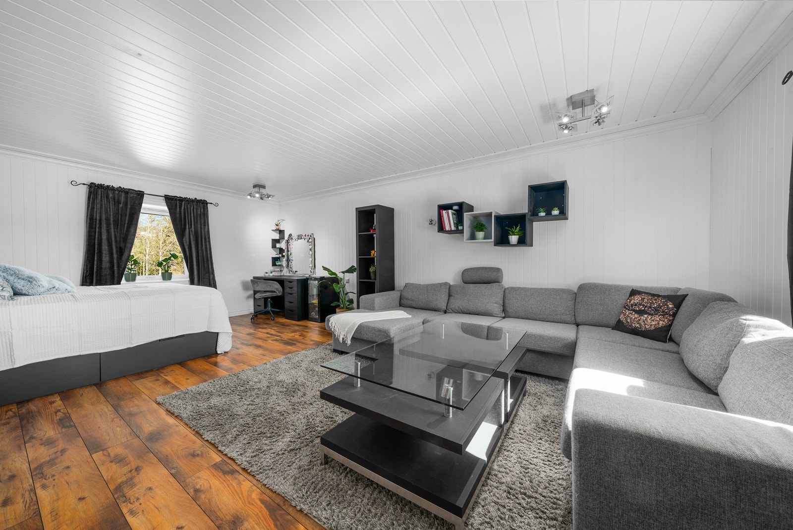 Stort soverom i hovedhus - et perfekt ungdomsrom med plass for stor seng, sofa og sminkebord. Galleribilde