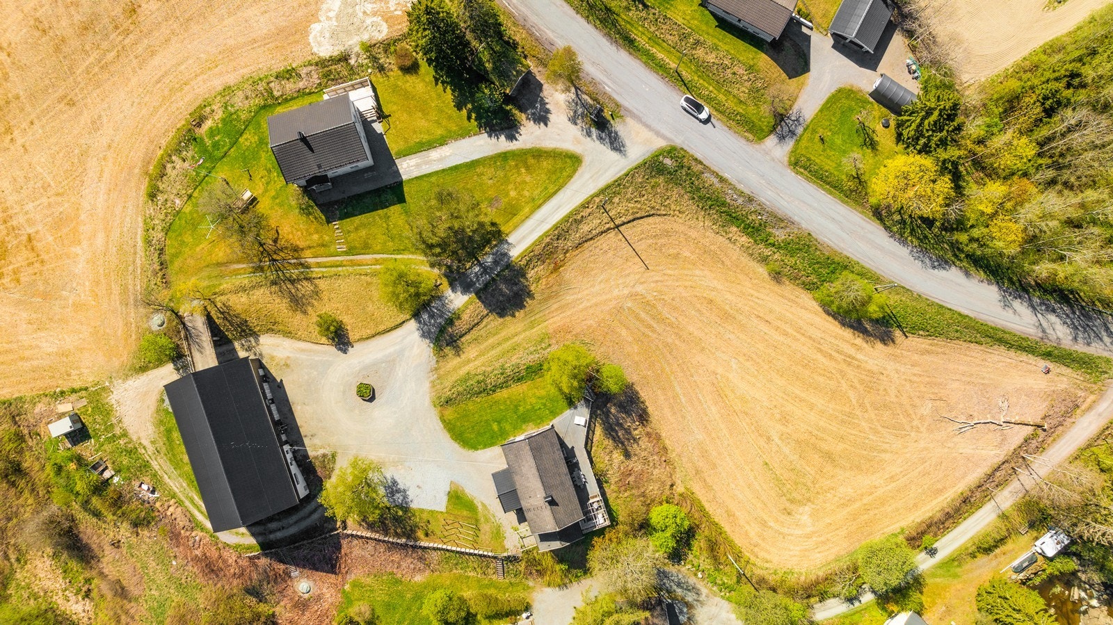 Koselig tun - mulighet for leie av jordlapp på ca. 3 daa mellom hovedhus og vei. Galleribilde