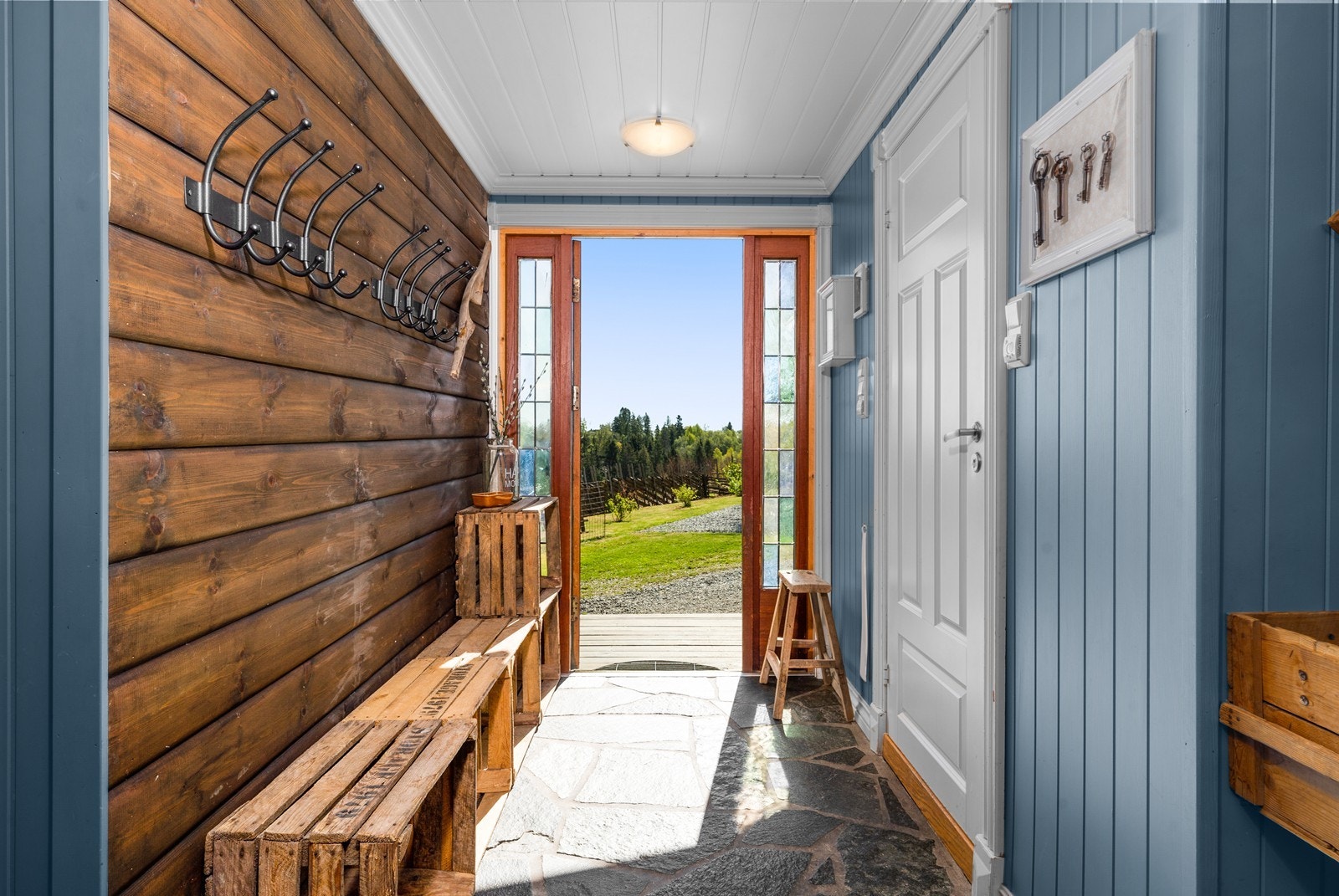 Velkommen inn! Godt med plass til yttertøy og sko. Galleribilde