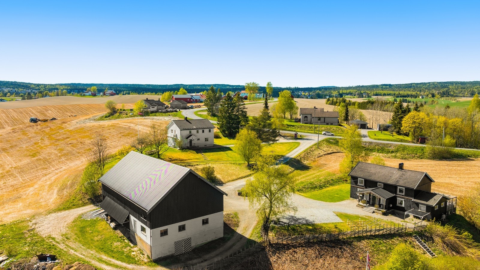 En nydelig småbrukseiendom med fin beliggenhet i Gjerdrum, kun ca. 2,5 km fra Ask som er kommunesentrum. Galleribilde