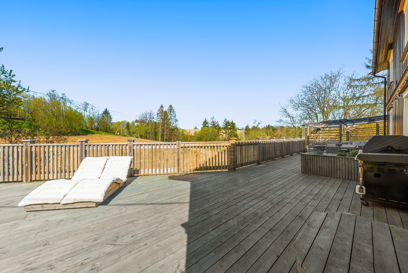 Store terrasser med god plass til flere sittegrupper og lange sommerkvelder. Galleribilde